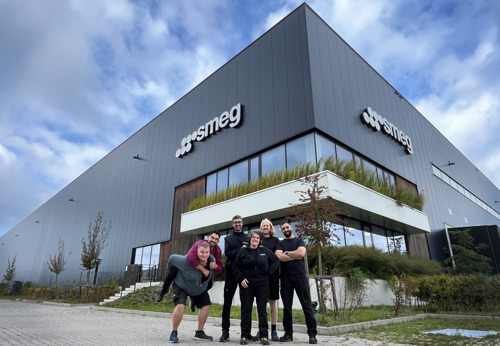 Medarbetare på SMeg framför lagerbyggnaden.